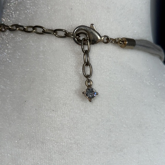 Gray, gold hammered pink stone statement necklace - Picture 5 of 9